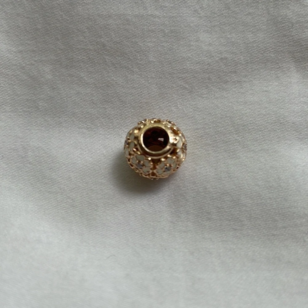 Retired Pandora Rose White Primrose Meadow Charm - Picture 2 of 3